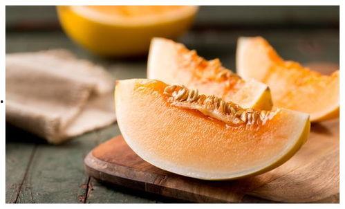 狗子吃哈密瓜,萌态百出引网友热议