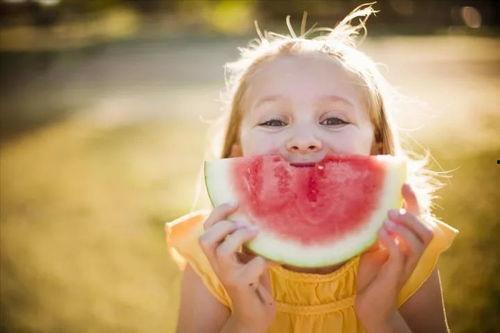 孩子吃瓜配乐,童趣盎然——孩子吃瓜配乐的欢乐时光