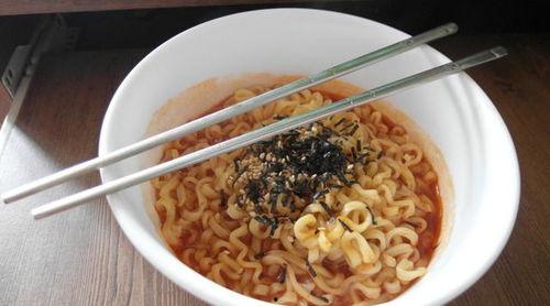 吃泡面的瓜妹,揭秘泡面美食背后的故事