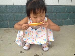小孩玩耍吃瓜